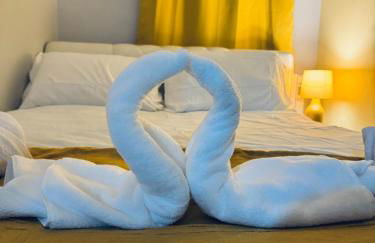 Luxury 2-Bed Apartment,Office with Built-In TV King Bed, Private Entrance and free Parking - Foto 42