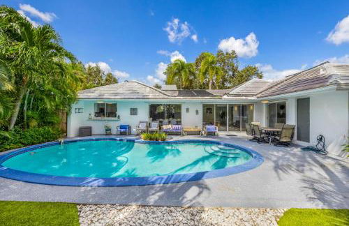 Tropical Villa Retreat with Private Pool & Peaceful Backyard - Stylish Escape in a Tranquil Residential Area - Foto 50