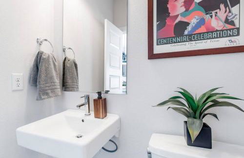 Explore the River Walk from Artsy Designer Retro Chic Home - Foto 25