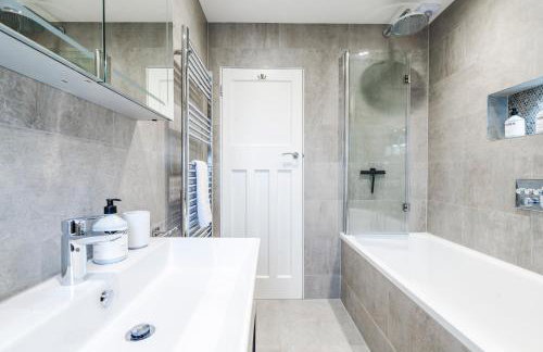 Cozy 3 Bedroom Terrace Cottage in Epsom - Photo 24