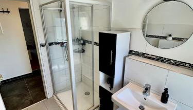 FeWo-Palmtrees 4 - Große moderne 2 Zimmerwohnung mit Süd-West Balkon in Gladbeck-Mitte Nähe Movie Park und Arena AufSchalke - Foto 4, Shower