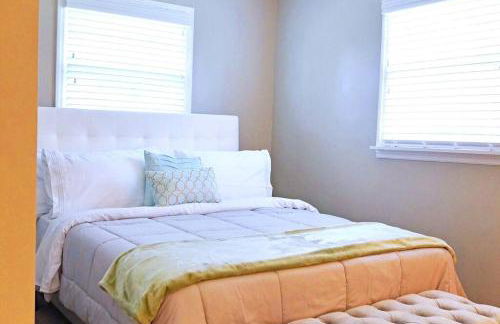 Spacious Pet Friendly Home - Photo 12