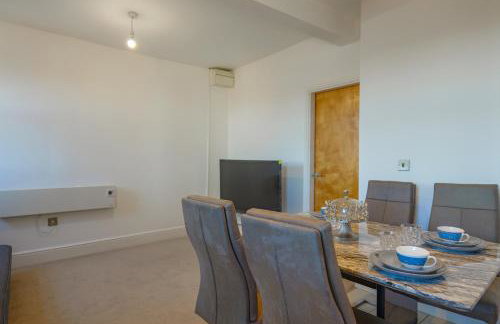 Zeenat Central Bury - Modern 2BR with Free Parking Sleeps 6 - Foto 20