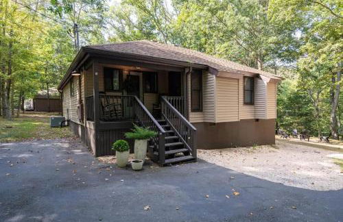 Secluded Retreat w Hot Tub, FirePit & Pool Access - Foto 28