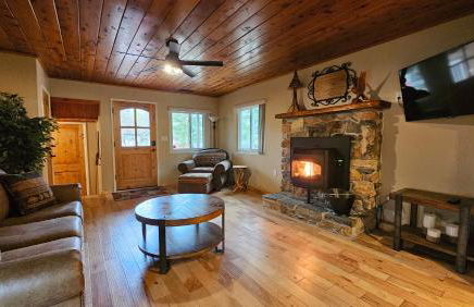 Knotty Pine Cabin with Artisan Stone Patio - Walk to Bass Lake - Foto 5