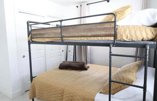 GREAT Luxe House NEAR Downtown & Marina in Miami - Photo 48