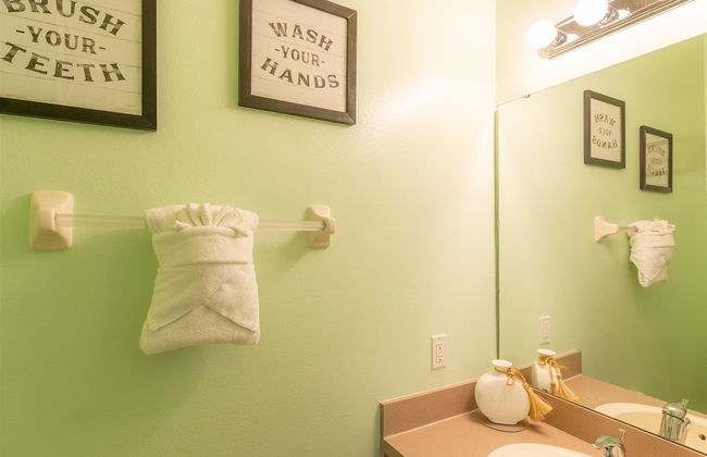 Private Screened Splash Pool Overlooking Tranquil Lake Right Beside Disney World by Florida Dream Homes - Foto 16