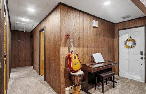 NEW! Woodland Retreat - Hot tub Game Room Firepit - Foto 22