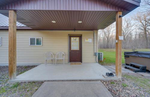 Cozy Birchwood Retreat on UTV Trail with Hot Tub! - Foto 27