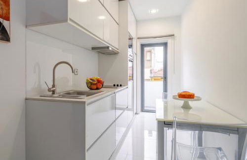 Sleek Apartment with Balcony by HostWise - Foto 14