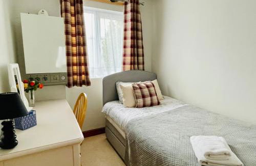 Somers 4 bed House off road parking pet friendly - Foto 13