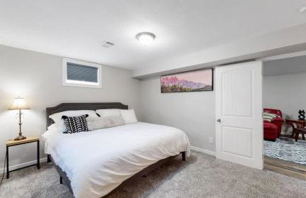 Charming four bedroom home with large yard and plenty of room for family - Foto 31