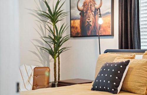 Charming Yellow Door House Steps from OU - Photo 22