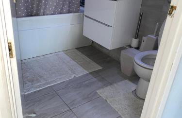 Modern 2 bedroom flat with Sky TV & free parking - Foto 19