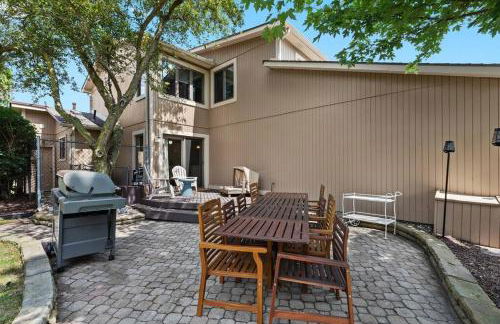 NEW! 4BR I Indoor Pool on the Bay in Boat Town USA - Foto 29