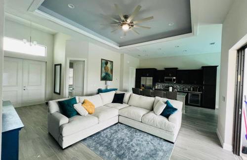 Newly built Villa Ballerina with heated pool and incredible view into beautiful Arrowheadcanal - Photo 1