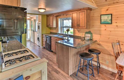 Waterfront Syracuse Home Deck, Fire Pit and Kayaks - Foto 8