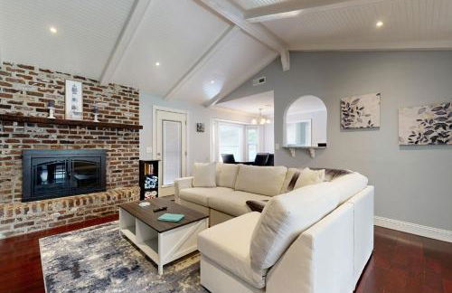 Bring Your Pup! Goose Creek Home with Private Pool - Foto 4