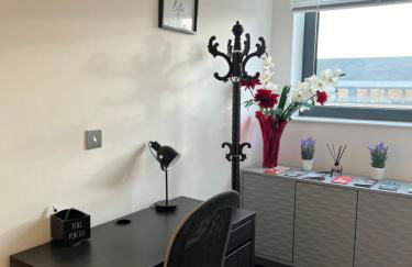 Stylish 2 bedrooms, 2 bathrooms with workspace in Milton Keynes - Photo 2