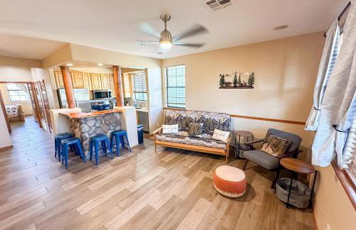 Forest edge, wild mustangs nearby, balcony views By Vacation Your Way - Foto 6