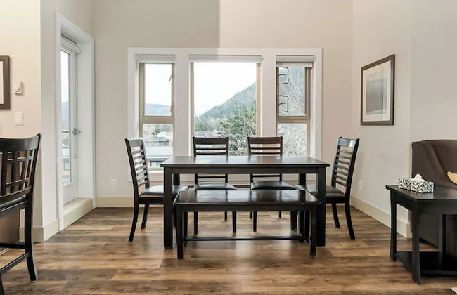 3BR Lakeside Penthouse Retreat - Photo 12