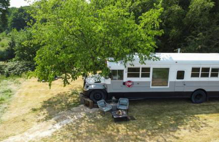 American School Bus Retreat with Hot Tub in Sussex Meadow - Foto 36