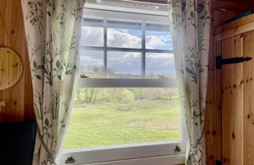 1 Bedroom Cabin Sleeps 2, Private Garden, Wifi - Photo 47