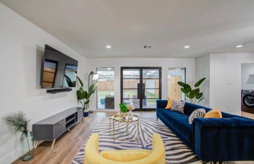 5-BD Modern Central Getaway w Hot Tub - Mins to DT - Foto 4