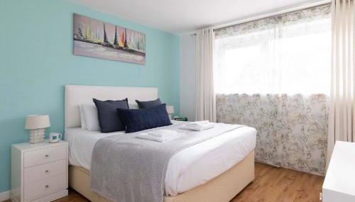 Sunny & Modern Near the Beach & Village w Parking - Foto 2