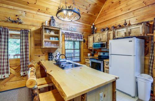Sevierville Cabin with Wraparound Deck and Lake Access - Foto 8