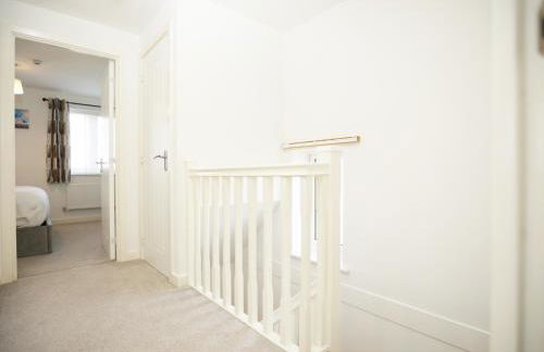 Gregor Place Modern four Bedroom House in Calne with Private Parking, perfect for teams or families staying in the area, Long stays welcome - Photo 17