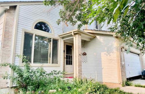 Artsy Home close to USAFA with Fireplace and Patio - Foto 37