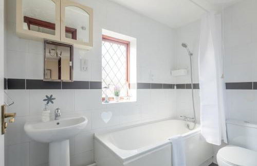 Spacious Home for 10 - Garage & Family Ready - Foto 9