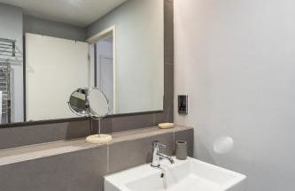 Modern, fully furnished apartment with ensuite, private balcony and elevator in Notting Hill - Foto 27