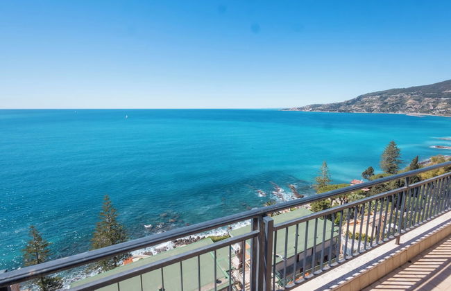 Sky & Sea Apartment by Wonderful Italy - Photo 41