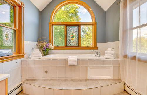 Spacious Belmont Home w/ Seasonal Pool & Grill - Foto 33