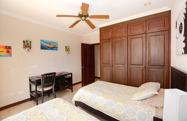 Fifth-Floor Condo with Breathtaking Ocean Views, Stylish Interior & Prime Location Near Flamingo Beach - Foto 4