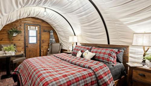 Grand Canyon Covered Wagon for Family-Friendly Glamping in Meadview, Arizona - Foto 4