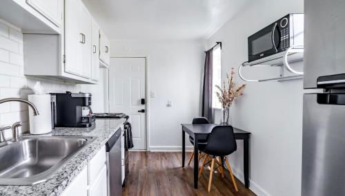 Jungle House Columbus Downtown Free Parking Sleeps 6 - Steps to Convention Center & Nationwide Arena - 1BR Short North Luxury Home - Over 5,800 Five Star Stays - Foto 4, stove, dishwasher, pet friendly, minibar