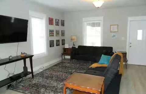 Short Walk to Campus - Photo 6