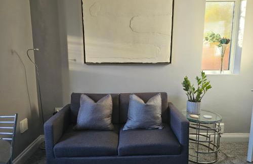 StayZen Apartments - Free Parking & Private Garden Ground Floor Central Woking - Business & Leisure - Photo 12