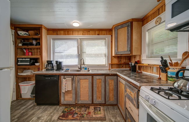 Moonshiner's Cabin Minutes From Two Wheels! - Foto 12