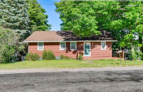 Charming Wolcott Cottage with Fire Pit and Mini Dock - Foto 38