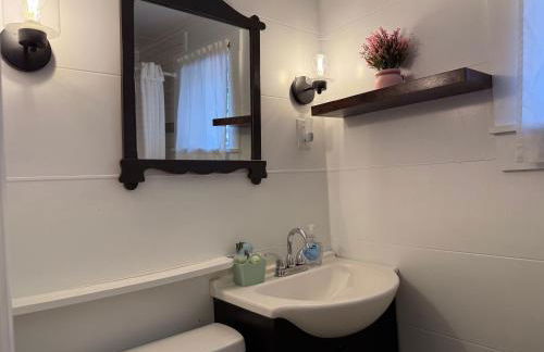 Cottage 5-6 - 2 Bedroom 1 Bath End Unit with Kitchenette Private Courtyard Pet Friendly fee applies - Photo 16