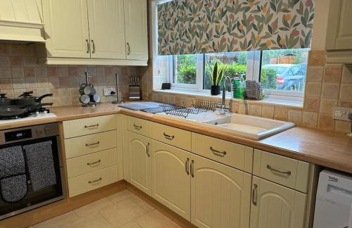 Tennyson House - Cul De Sac 3 Bedroom House for Families, Business Travellers, Contractors, Free Parking & Wifi, Nice Garden, fully furnished - Foto 6