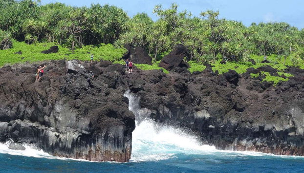 Le onde che si infrangono sulla costa di Hana