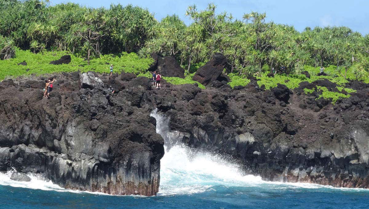Olas rompiendo en la costa de Hana