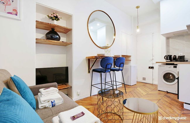 Chic Apartment in Paris for Couple - Photo 4