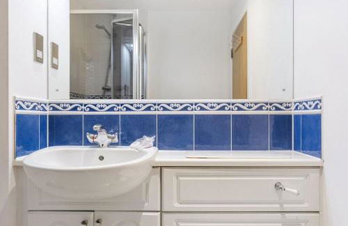 GuestReady - Relaxing Ensuite Room with Balcony - Foto 15