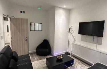 Large 6 Bed 6 Bathroom House - Ideal For Families, Large Groups, Contractors & Business Travellers - Foto 23